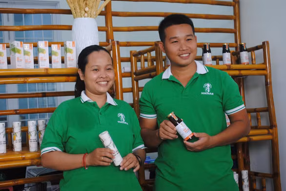 Chal Thi cùng chồng bỏ thành phố lớn, về quê làm dự án mật hoa dừa - Ảnh: T.NHƠN