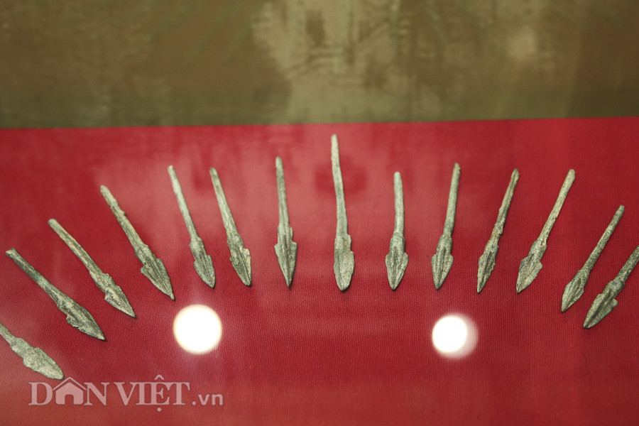 Đặc biệt, đã có thêm loại vũ khí tiến bộ nhất lúc bấy giờ là nỏ và mũi tên ba cánh - một loại vũ khí vừa để phòng thủ vừa tấn công tầm xa. Đặc biệt, đã có thêm loại vũ khí tiến bộ nhất lúc bấy giờ là nỏ và mũi tên ba cánh - một loại vũ khí vừa để phòng thủ vừa tấn công tầm xa.