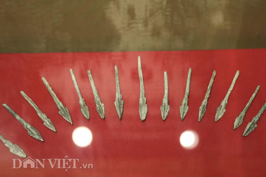 Đặc biệt, đã có thêm loại vũ khí tiến bộ nhất lúc bấy giờ là nỏ và mũi tên ba cánh - một loại vũ khí vừa để phòng thủ vừa tấn công tầm xa.