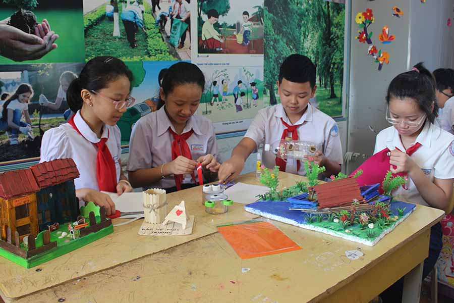 Các đội viên Trường Tiểu học Chu Văn An (TP. Pleiku) tham gia hoạt động “Giờ ra chơi trải nghiệm sáng tạo” . Ảnh: P.L Các đội viên Trường Tiểu học Chu Văn An (TP. Pleiku) tham gia hoạt động “Giờ ra chơi trải nghiệm sáng tạo” . Ảnh: P.L