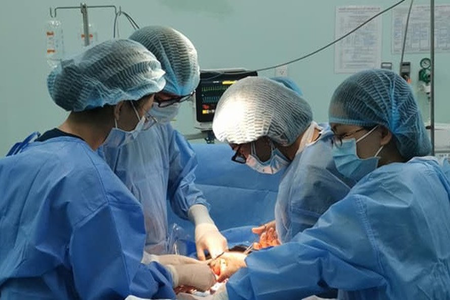 Bác sĩ phẫu thuật cứu sống thai nhi. Ảnh: Bệnh viện cung cấp