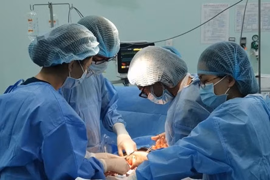 Bác sĩ phẫu thuật cứu sống thai nhi. Ảnh: Bệnh viện cung cấp