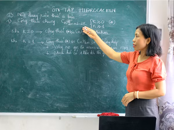 Cô Lê Thị Hữu Huyền trong một buổi dạy online miễn phí cho học sinh. Ảnh: M.T