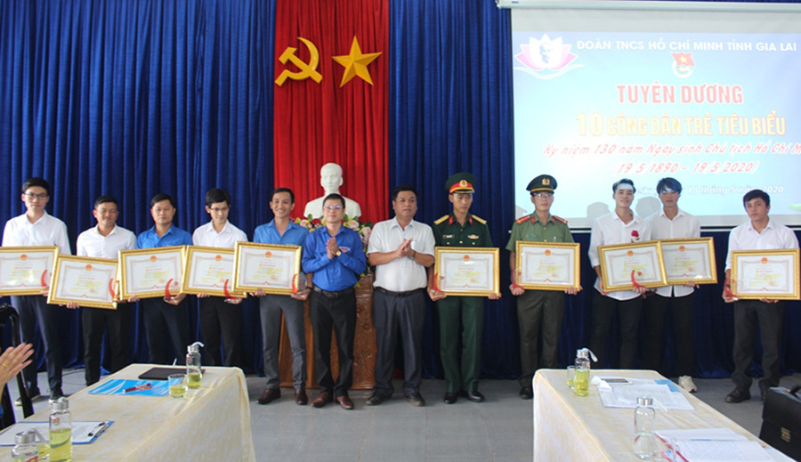 10 công dân trẻ tiêu biểu được nhận bằng khen của UBND tỉnh. Ảnh P.L