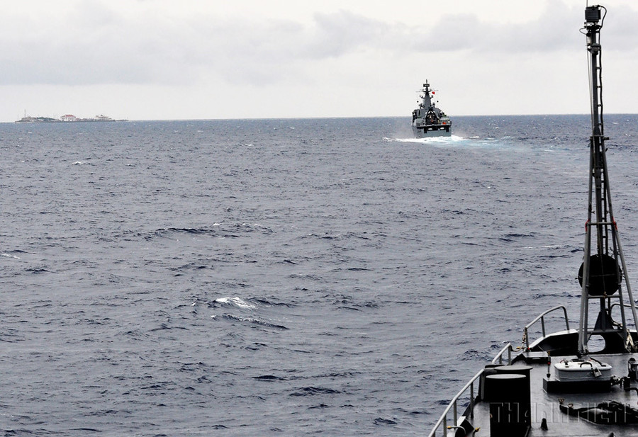  Biên đội tàu hộ vệ tên lửa 011, 012 của lữ đoàn 162, Bộ tư lệnh vùng 4 hải quân tuần tra ở Trường Sa, ngang qua đảo Phan Vinh A. - Ảnh: Mai Thanh Hải