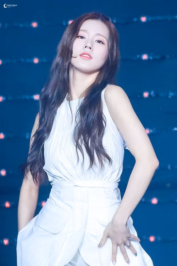  Sống mũi cao, làn da trắng và gương mặt thanh tú khiến nhiều người tin rằng Mi Yeon hoàn toàn có thể 