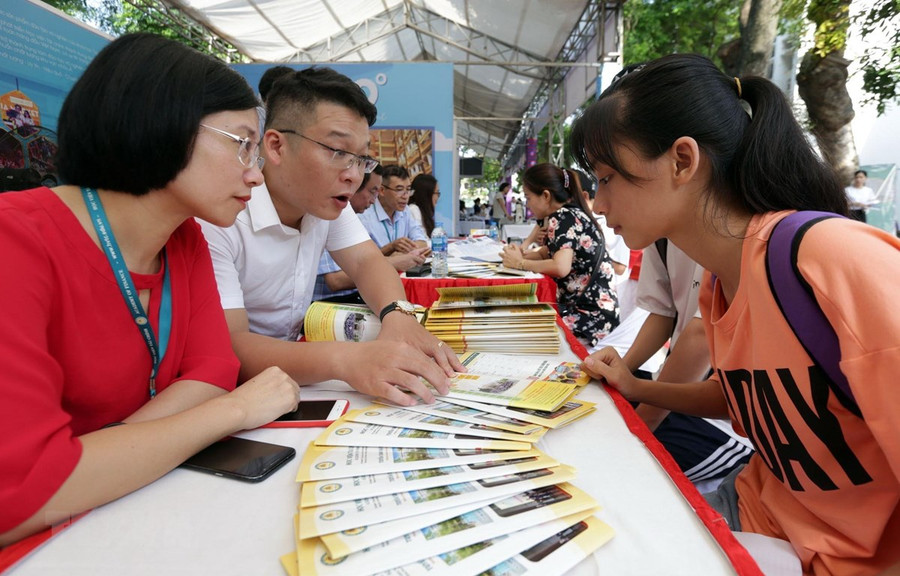 Học viện Tài chính tư vấn xét tuyển tại Ngày hội Tư vấn xét tuyển Đại học, Cao đẳng năm 2019. (Ảnh: Anh Tuấn/TTXVN) Học viện Tài chính tư vấn xét tuyển tại Ngày hội Tư vấn xét tuyển Đại học, Cao đẳng năm 2019. (Ảnh: Anh Tuấn/TTXVN)