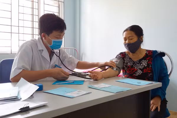 Bác sĩ Trung tâm Y tế huyện Chư Pah khám cho bệnh nhân. Ảnh: N.N