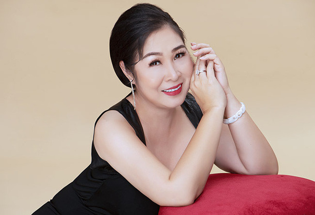 Cận gương mặt của nghệ sĩ Hồng Vân ở tuổi 54.