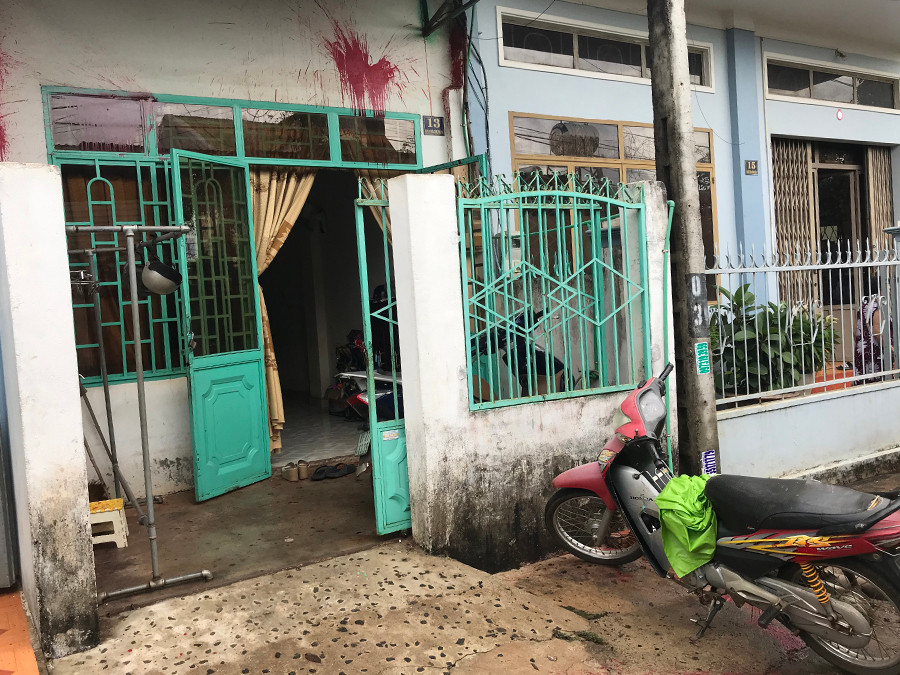  Cửa nhà chị Chi bị ném sơn màu đỏ kèm theo mùi hôi thối nồng nặc. Ảnh: Văn Ngọc