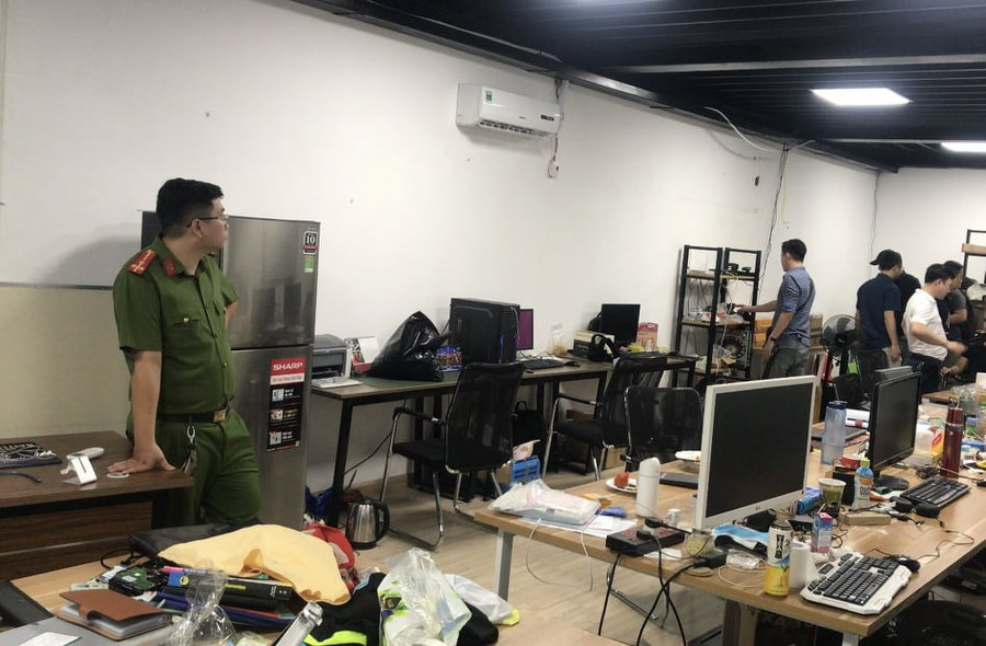 Cơ quan chức năng khám xét một trụ sở đại lý trong đường dây đánh bạc 64.000 tỷ đồng. Cơ quan chức năng khám xét một trụ sở đại lý trong đường dây đánh bạc 64.000 tỷ đồng.