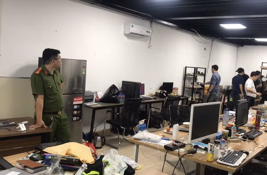  Cơ quan chức năng khám xét một trụ sở đại lý trong đường dây đánh bạc 64.000 tỷ đồng.