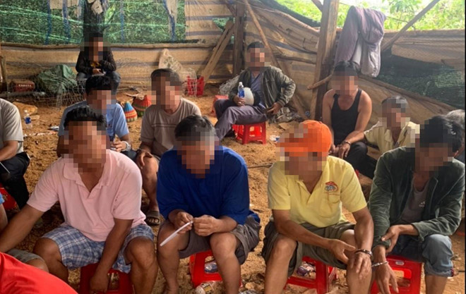 Những người tham gia đá gà ăn thua bằng tiền bị bắt quả tang ẢNH: G.B