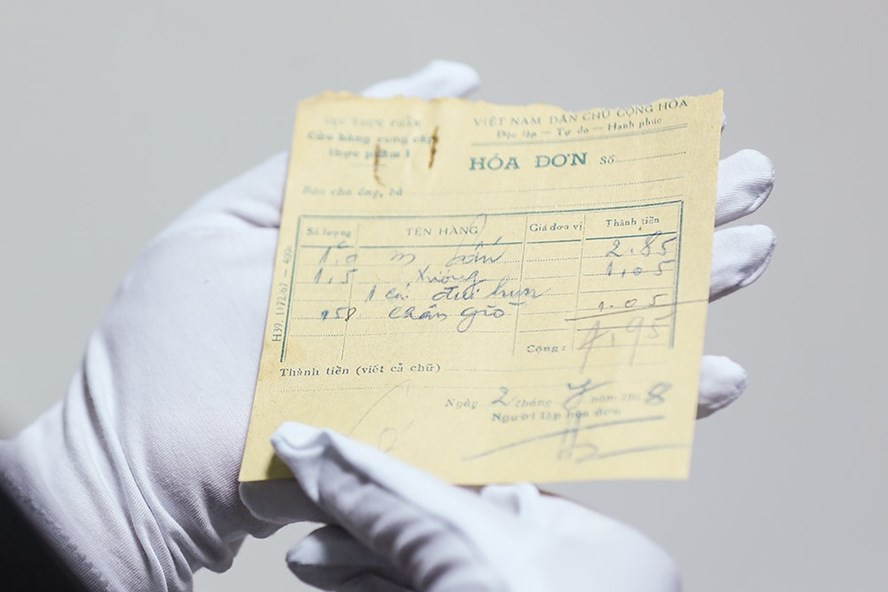 Các cán bộ lưu trữ bảo quản hiện vật tại kho lưu trữ hiện vật của Bảo tàng Hồ Chí Minh. Ảnh: SƠN TÙNG