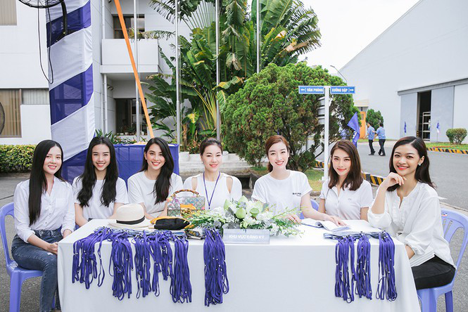 Tại sự kiện này, dàn người đẹp diện trang phục giản dị hòa chung không khí hân hoan khi chung tay cùng ngành y tế thực hiện sứ mệnh cứu người.