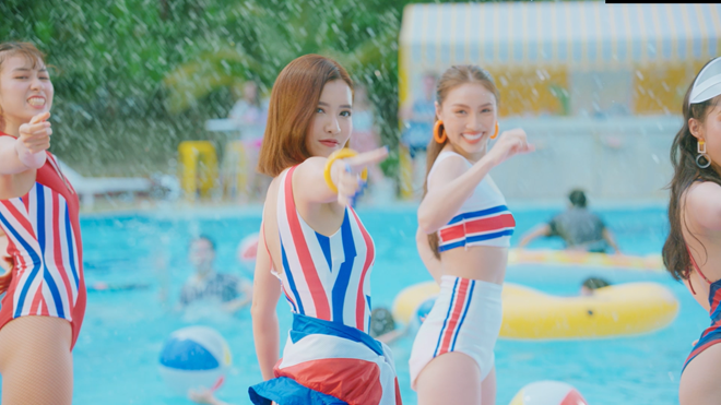 Hồ bơi mát mẻ cùng thân hình quyến rũ, Bích Phương đang khiến fan 