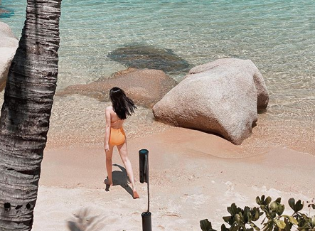 "Gái có chồng" Bảo Thy cũng táo bạo không kém khi diện bikini tạo dáng ở bờ biển ngày cuối tuần. Dù ở góc chụp xa từ phía sau nhưng người hâm mộ vẫn đủ thấy làn da trắng mịn cùng thân hình săn chắc của "Công chúa bong bóng".