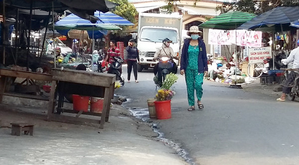 Tình trạng lấn chiếm lòng lề đường trước cổng chợ Kbang để buôn bán làm mất mỹ quan đô thị và gây ách tắc giao thông. Ảnh: H.P