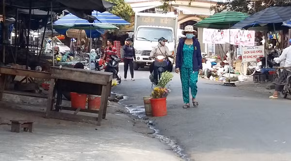 Tình trạng lấn chiếm lòng lề đường trước cổng chợ Kbang để buôn bán làm mất mỹ quan đô thị và gây ách tắc giao thông. Ảnh: H.P