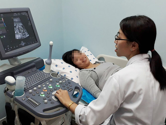 Sản phụ được siêu âm tầm soát sức khỏe thai nhi khi khám thai định kỳ. ẢNH: NGUYÊN MI