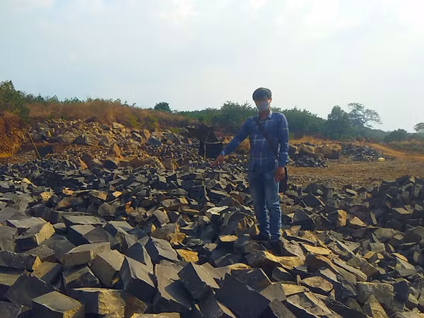 Hiện trường vụ khai thác đá trái phép ở làng Mook Trêl (xã Ia Dom, huyện Đức Cơ). Ảnh: N.T