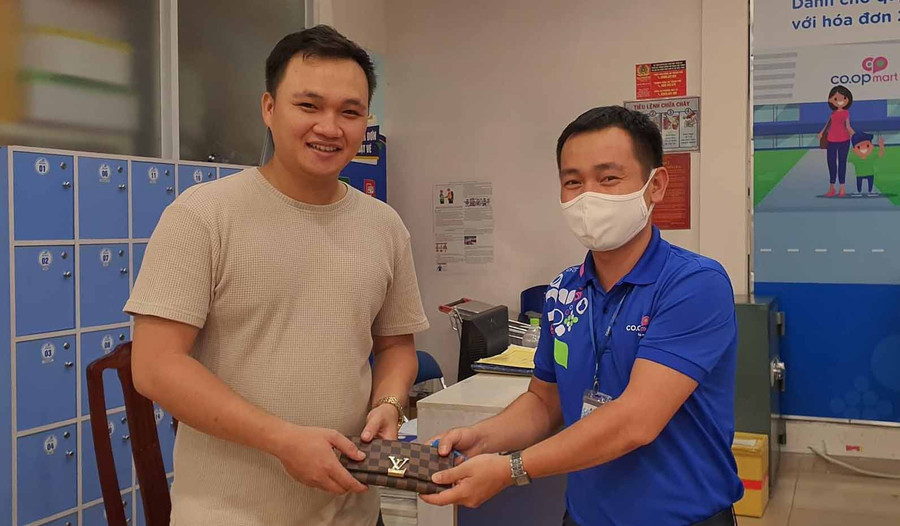 Chị Quang hoàn trả tài sản cho khách hàng đánh rơi. Ảnh: Vũ Thảo