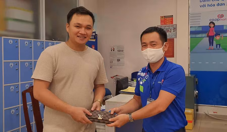 Chị Quang hoàn trả tài sản cho khách hàng đánh rơi. Ảnh: Vũ Thảo