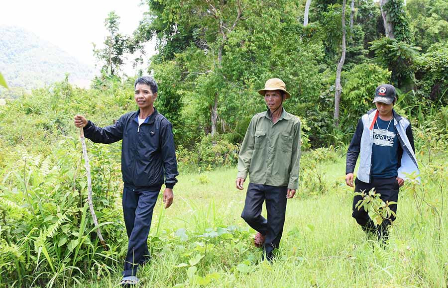 Ông A Hiêng (bìa trái) cùng người dân tuần tra khu vực rừng nhận khoán ở xã Kon Pne, huyện Kbang. Ảnh: M.T