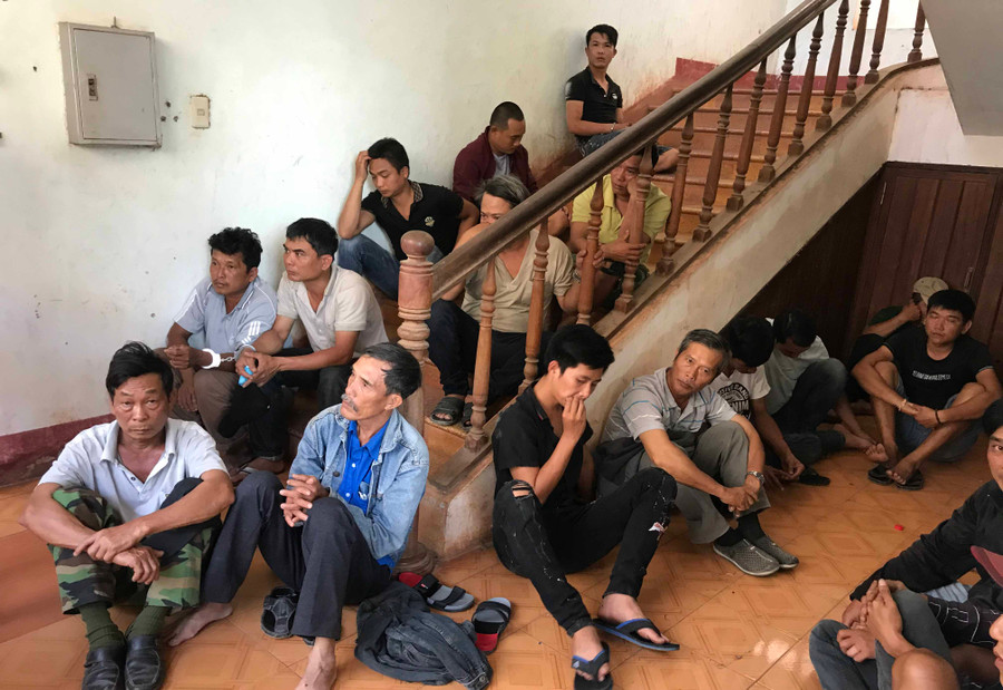 Hàng chục đối tượng bị bắt giữ tại sới gà. Ảnh: Văn Ngọc