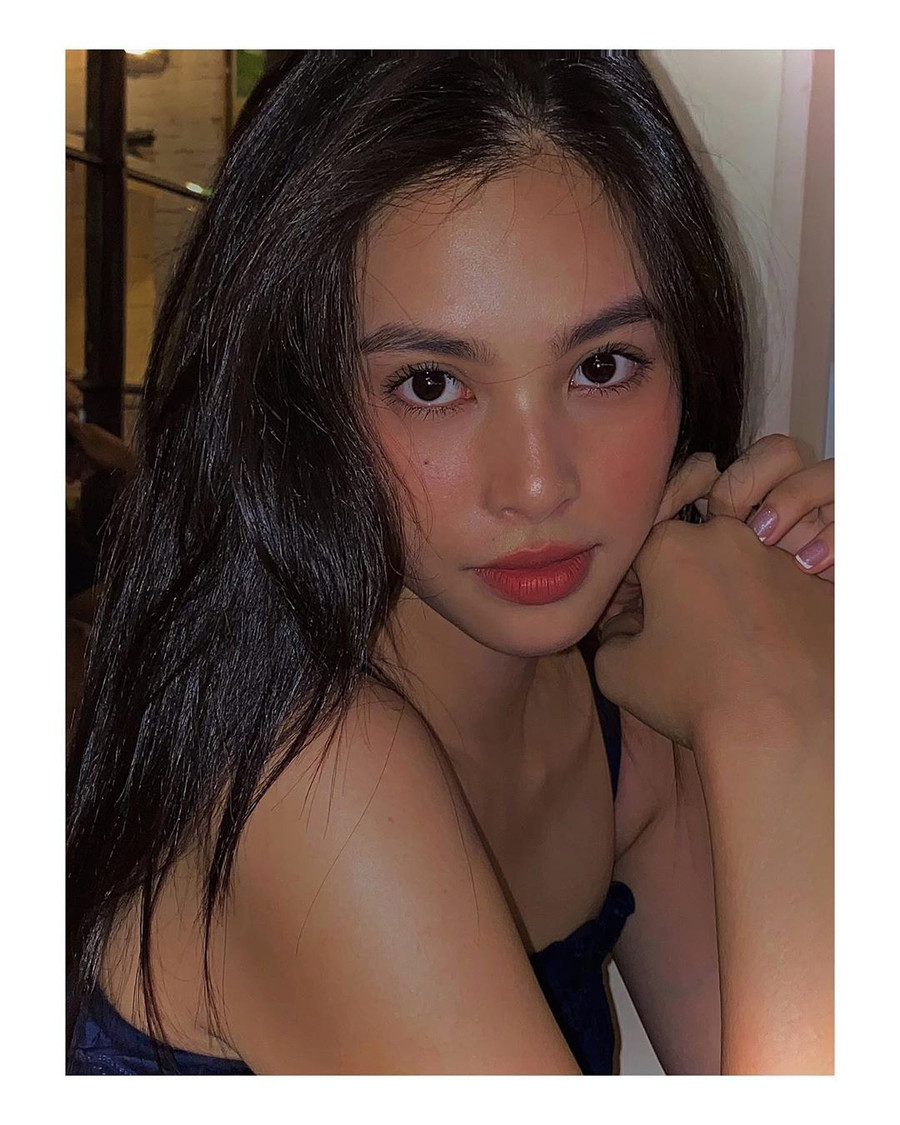 Hoa hậu Trần Tiểu Vy muốn các chàng trai phải liêu xiêu trước nhan sắc xinh đẹp của mình: “Nghiêng đầu gương mặt đăm chiêu. Nhìn em anh có liêu xiêu không nào?”.  Hoa hậu Trần Tiểu Vy muốn các chàng trai phải liêu xiêu trước nhan sắc xinh đẹp của mình: “Nghiêng đầu gương mặt đăm chiêu. Nhìn em anh có liêu xiêu không nào?”.