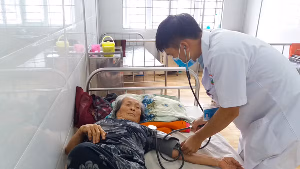 Nhân viên y tế Khoa Nội- TTYT huyện Chư Pah đo huyết áp cho bệnh nhân. Ảnh: N.N