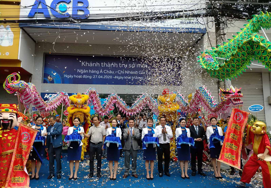 Cắt băng khánh thành trụ sở mới ACB chi nhánh Gia Lai. Ảnh: Sơn Ca