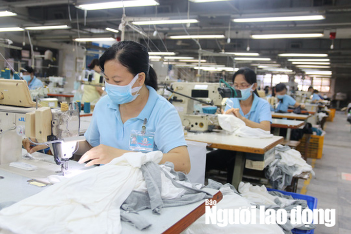 Lao động nữ sinh từ tháng 1-1966 sẽ đủ tuổi nghỉ hưu vào năm 2021, với lần lượt tuổi nghỉ hưu là 60 tuổi 3 tháng và 55 tuổi 4 tháng Lao động nữ sinh từ tháng 1-1966 sẽ đủ tuổi nghỉ hưu vào năm 2021, với lần lượt tuổi nghỉ hưu là 60 tuổi 3 tháng và 55 tuổi 4 tháng