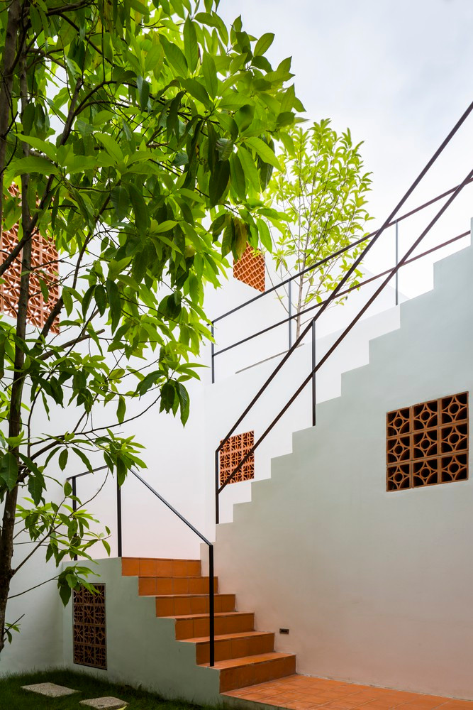 Cầu thang nằm bên ngoài nhằm tiết kiệm diện tích.