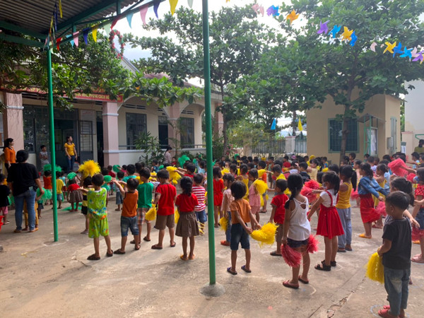 Cô và trò Trường Mầm Non Tuổi Thơ đều rất hào hứng trong tiết tập thể dục đầu giờ. Ảnh: V.C