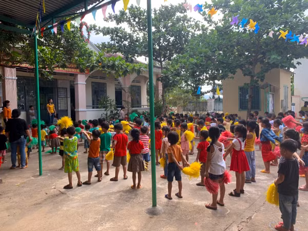 Cô và trò Trường Mầm Non Tuổi Thơ đều rất hào hứng trong tiết tập thể dục đầu giờ. Ảnh: V.C