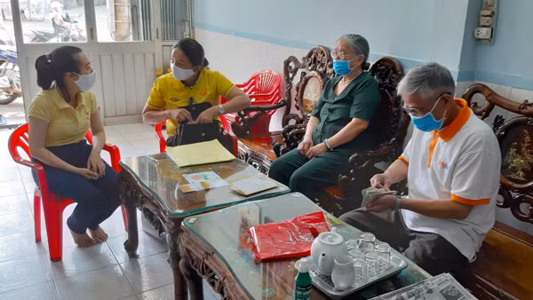 Tham gia BHXH để hưởng các quyền lợi thiết thực, an tâm tuổi già. Ảnh: N.N