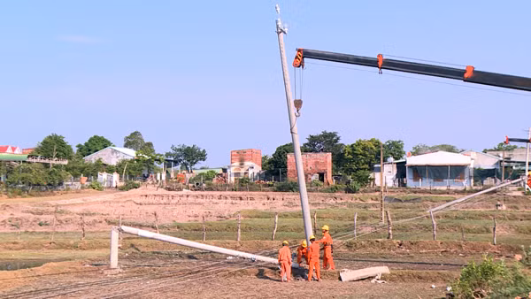 Điện lực Krông Pa khắc phục sự cố điện để phục vụ người dân. Ảnh: L.N