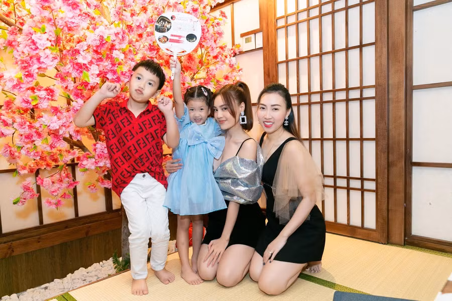 Ninh Dương Lan Ngọc nổi bật tại sự kiện.