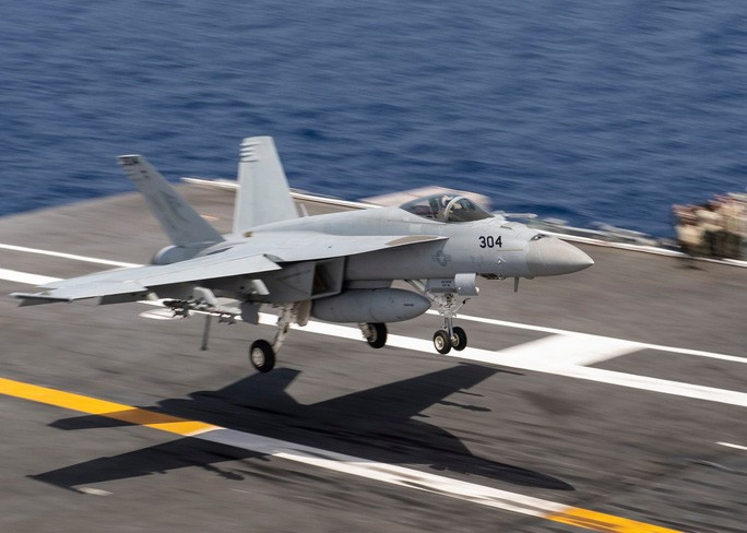 Một chiếc F/A-18E Super Hornet chuẩn bị hạ cánh trên tàu sân bay USS Nimitz trong một cuộc diễn tập hôm 8-5 trên Thái Bình Dương. Ảnh: Hạm đội Thái Bình Dương Mỹ Một chiếc F/A-18E Super Hornet chuẩn bị hạ cánh trên tàu sân bay USS Nimitz trong một cuộc diễn tập hôm 8-5 trên Thái Bình Dương. Ảnh: Hạm đội Thái Bình Dương Mỹ