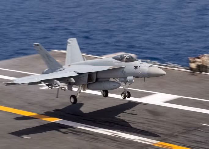 Một chiếc F/A-18E Super Hornet chuẩn bị hạ cánh trên tàu sân bay USS Nimitz trong một cuộc diễn tập hôm 8-5 trên Thái Bình Dương. Ảnh: Hạm đội Thái Bình Dương Mỹ