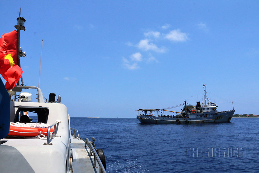 Tàu hải quân Việt Nam trực tại khu vực đảo Sinh Tồn (Trường Sa) - Ảnh: Mai Thanh Hải