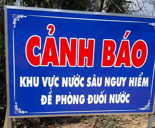 Biển cảnh báo nguy hiểm được Công ty Trungnam Power gắn tại thác Liêng Ệp để phòng chống đuối nước. ẢNH: TRÙNG DƯƠNG