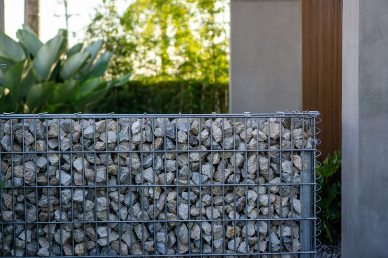 Bức tường làm từ những viên đá xếp chồng lên nhau, độc đáo.