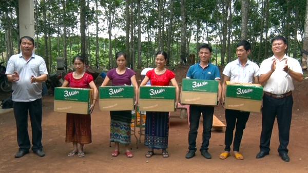 Công đoàn Công ty Cao su Chư Pah trao quà cho công nhân dân tộc thiểu số Nông trường Hà Tây. Ảnh: N.T.T