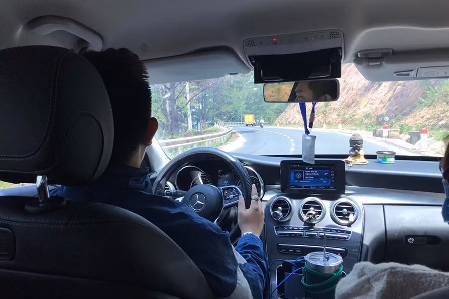 Cần lưu ý khi lái xe dưới trời nắng nóng. Ảnh Kiến Văn