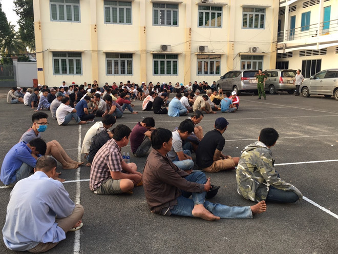 Các "con bạc" đang chờ lấy lời khai tại trụ sở Công an H.Tân Phú, Đồng Nai - Ảnh: C.T.V. Các