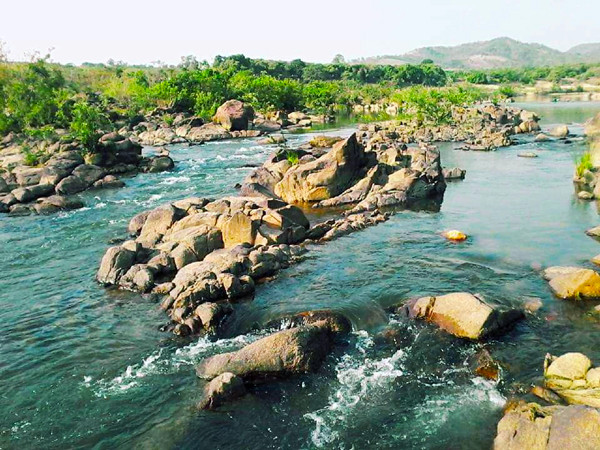 Dòng thác nước quanh năm xanh biếc chảy qua những tảng đá khúc khuỷu phủ đầy rong rêu. Ảnh: R.H