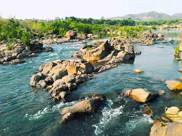 Dòng thác nước quanh năm xanh biếc chảy qua những tảng đá khúc khuỷu phủ đầy rong rêu. Ảnh: R.H