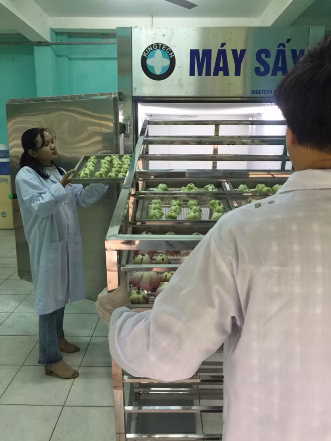 Chị Huyền còn áp dụng công nghệ sinh học vào chế biến sen